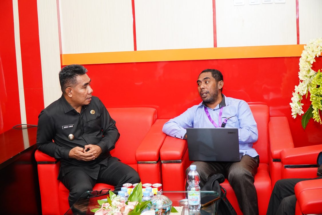 : Wakil Wali Kota Tidore, Ahmad Laiman, menerima kunjungan Komisi Informasi Provinsi Maluku Utara terkait Koordinasi keterbukaan informasi publik di Ruang Rapat Kerja Wakil Wali Kota, Selasa (6/10/2026)/ (Mhd Rizki Ibrahim)