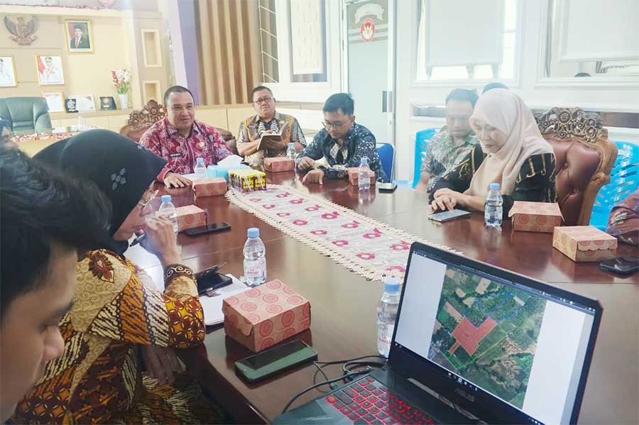 : Rapat koordinasi Dinas Sosial, Kependudukan dan Pencatatan Sipil (Dinsosdukcapil) bersama Dinas PUPR-PKP, BPN/ATR, dan Satker Pelaksanaan Prasarana Strategis Gorontalo, Jumat (2/10/2026).(foto: mcgorontaloprov/Owan)