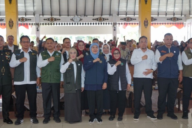 : Menjelang Hari Jadi ke-81 Provinsi Jawa Timur, Pemerintah Provinsi Jawa Timur melalui Dinas Sosial menyalurkan, bantuan sosial (bansos) senilai total Rp9,867 miliar untuk masyarakat Kabupaten Magetan. - Foto: Mc.Jatim
