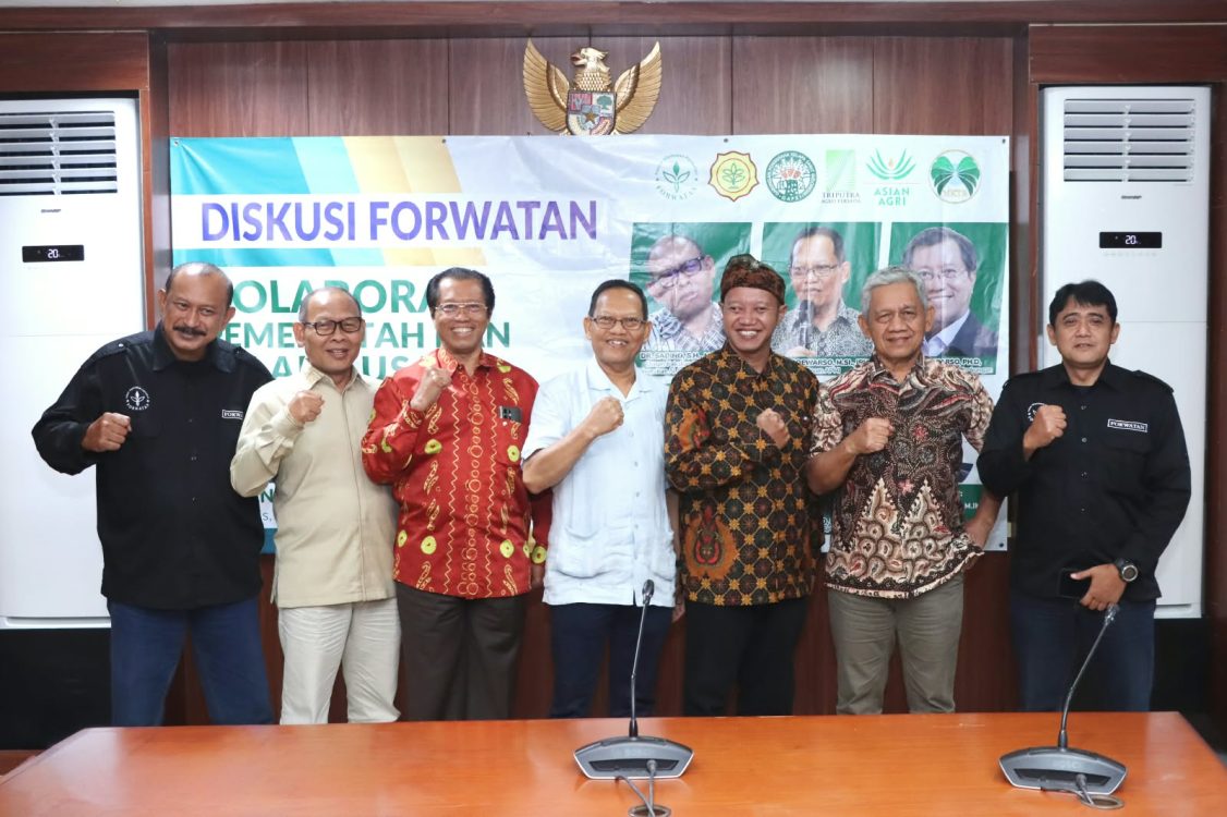 : Pengurus Forum Wartawan Pertanian (Forwatan) dan narasumber usai diskusi bertajuk “Kolaborasi Pemerintah dan Pelaku Usaha Tangani Karhutla” yang berlangsung di Gedung C Kementerian Pertanian, Jakarta Selatan, pada 1 Oktober 2026 (Dok. Forwatan)