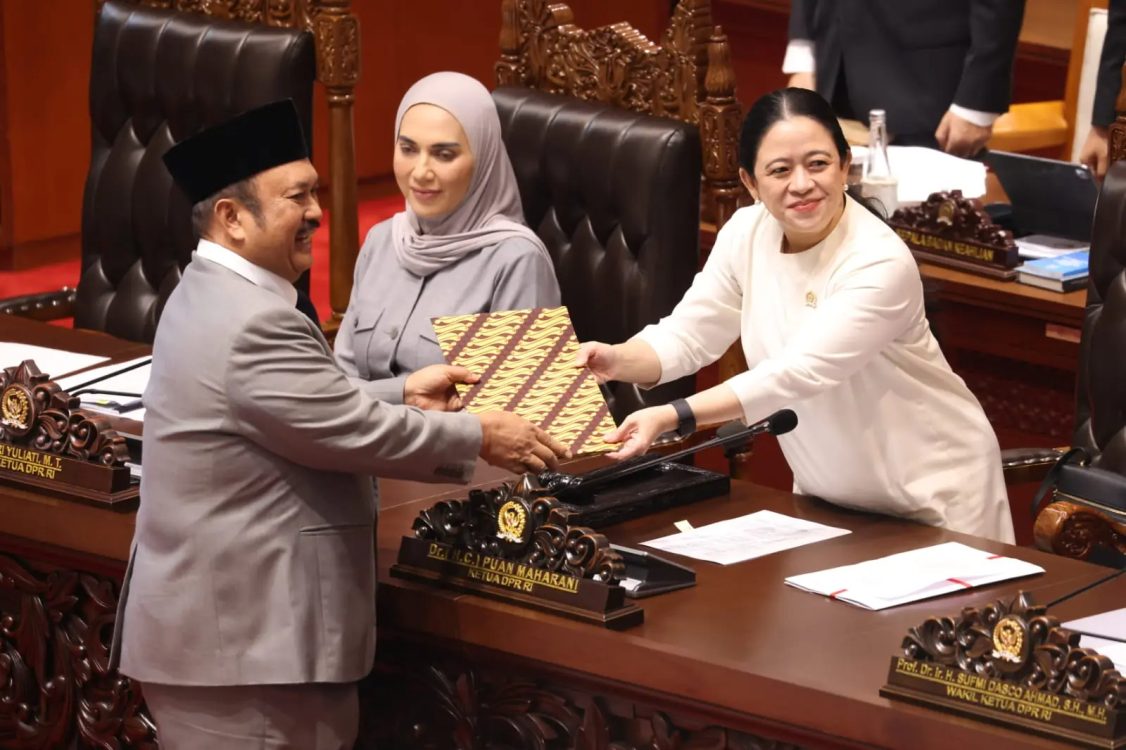: Menteri PPN/Kepala Bappenas Rachmat Pambudy menyerahkan berkas pendapat akhir atas RUU tentang Satu Data Indonesia kepada Ketua DPR RI Puan Maharani, dalam Rapat Paripurna Ke-9 DPR RI Masa Persidangan I Tahun Sidang 2026–2027 yang digelar di Kompleks Parlemen, Senayan, Jakarta, Selasa (6/10/2026). (Istimewa)