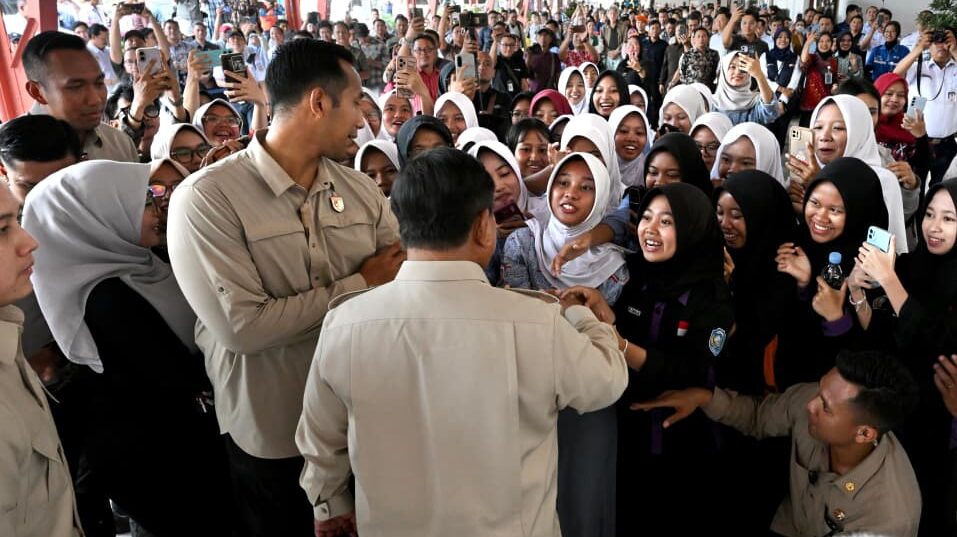 : Masyarakat pengguna layanan antusias menyambut kehadiran Presiden Prabowo Subianto dalam peresemian revitalisasi Stasiun Semarang Tawang, Kota Semarang, pada Kamis (30/7/2026). Foto: BPMI Setpres/Cahyo