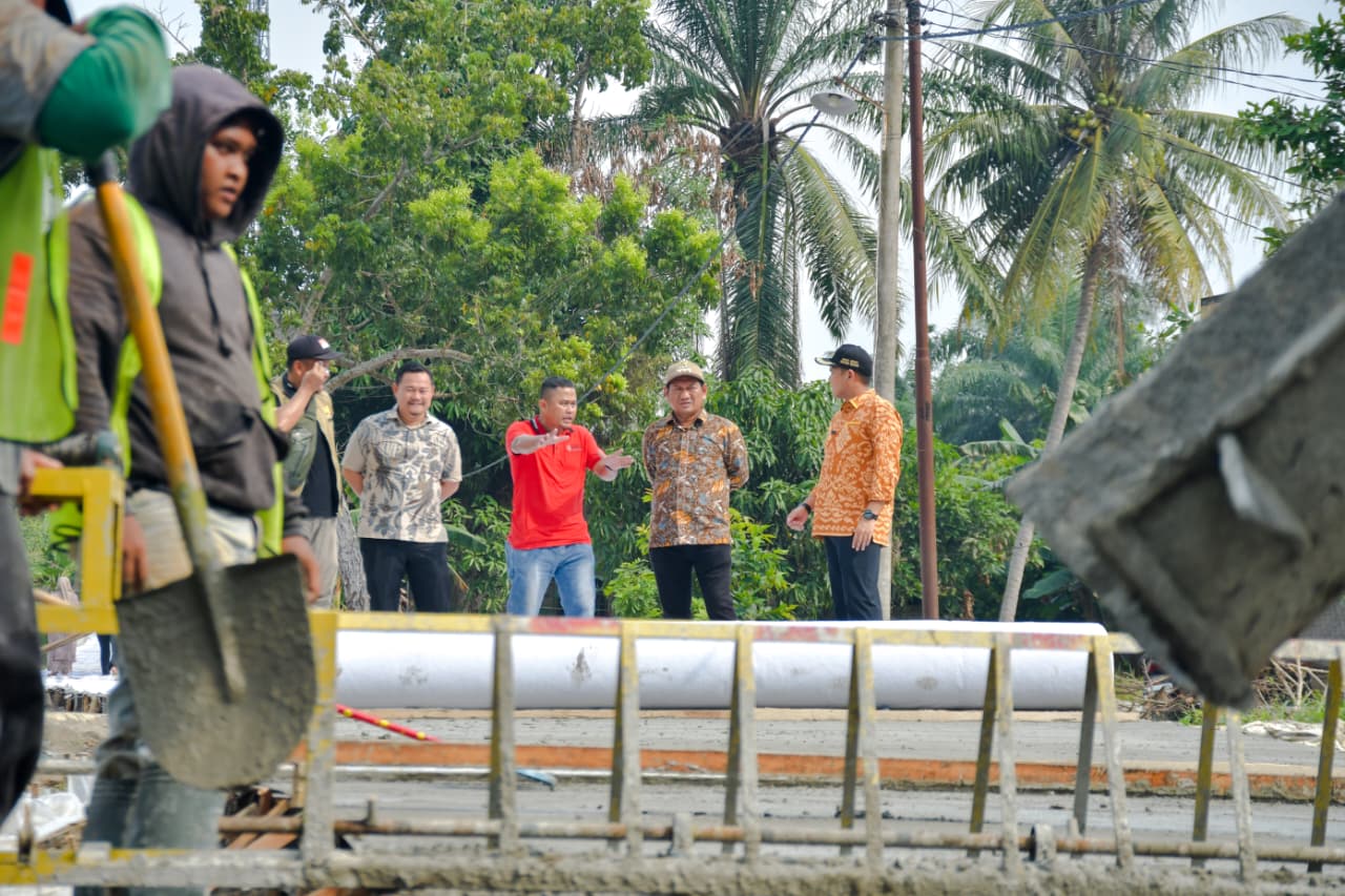 : Wakil Bupati Sergai, Adlin Tambunan bersama Kepala Dinas Pekerjaan Umum dan Tata Ruang (PUTR) Abdul Rahman Purba meninjau perkembangan pekerjaan tersebut, Jumat (2/10/2026)/ (MC Sergai).