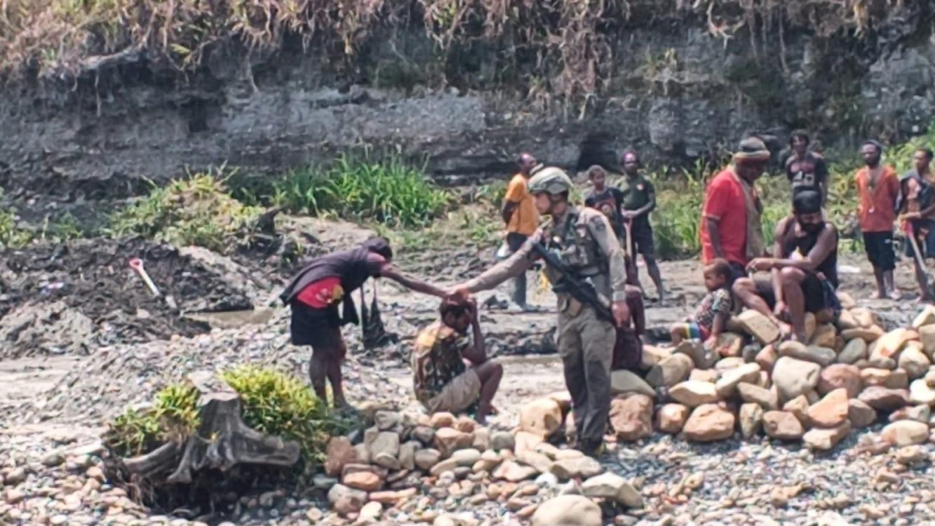 Pererat Kedekatan Dengan Warga, Satgas Damai Cartenz Gelar Patroli Humanis di Kampung Wandoga