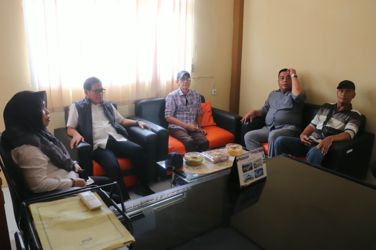 : Kepala Dinas Kelautan dan Perikanan Provinsi Gorontalo Aryanto Husain saat menemui calon pengelola fasilitas cold storage di UPTD Pelabuhan Perikanan (PP) Gentuma, Kabupaten Gorontalo Utara. (Foto Yanto)