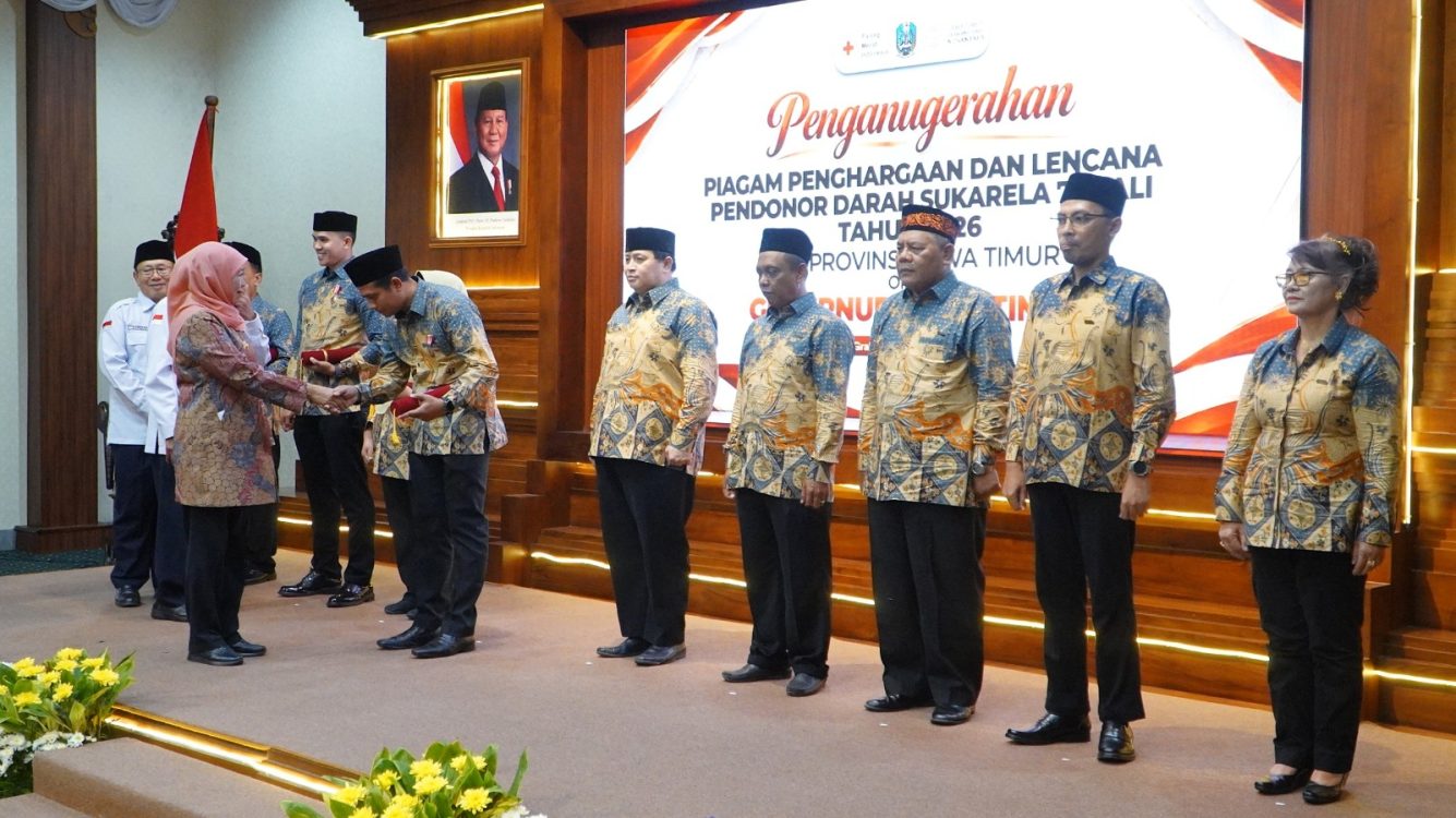 : Sebanyak 647 pendonor darah sukarela yang telah mendonorkan darah sebanyak 75 kali menerima penghargaan dari Gubernur Jawa Timur Khofifah Indar Parawansa. - Foto: Mc.Jatim