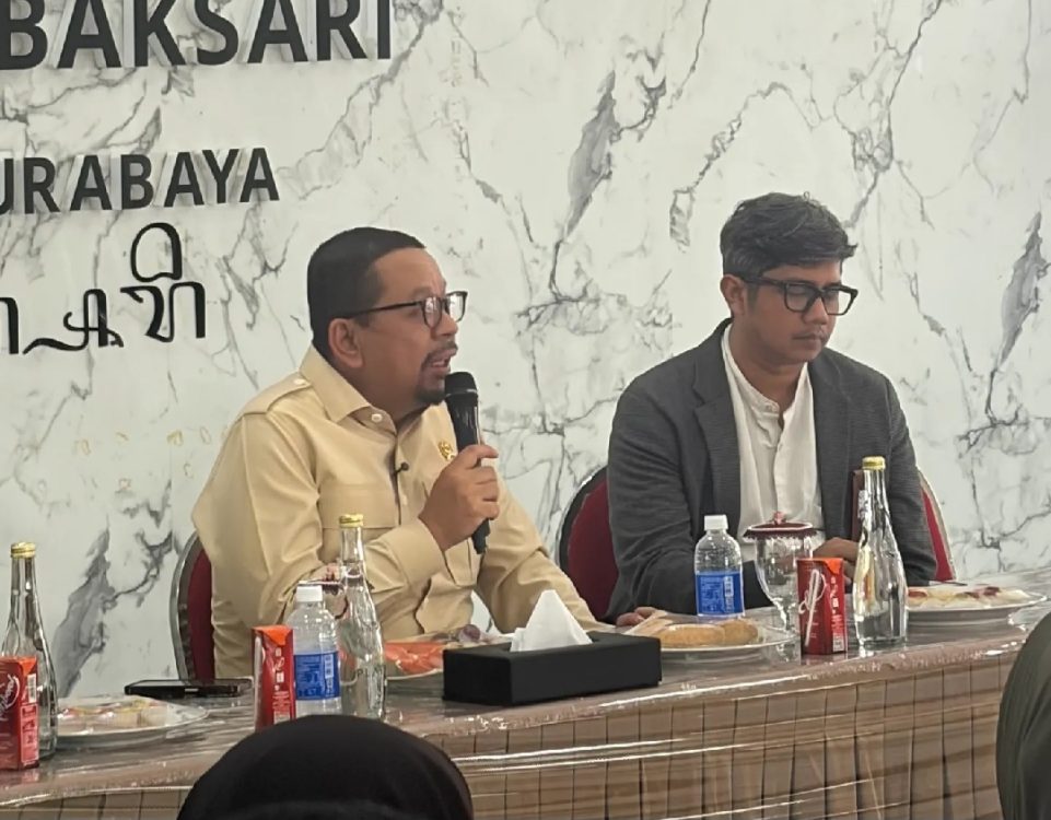 : Direktur Akselerasi Teknologi Pemerintah Digital Daerah Kemkomdigi, Aris Kurniawan,(kanan) mendampingi Kepala Bakom, Muhammad Qodari saat peninjauan hasil uji coba Portal Perlinsos Digital. (Foto Istimewa)