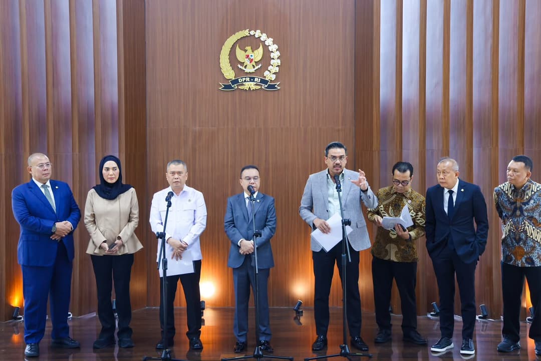 : Menteri UMKM Maman Abdurrahman bersama sejumlah pejabat terkait menyampaikan keterangan terkait Perpres Nomor 27 Tahun 2026 di Gedung DPR RI, Senayan, Jakarta, Kamis (8/10/2026). Perpres tersebut mengatur kepastian kemitraan, pelindungan sosial, tarif dan biaya platform, serta keberlanjutan ekosistem digital yang melibatkan pengemudi ojol, UMKM, perusahaan aplikasi, dan konsumen. (Foto: Kementerian UMKM)