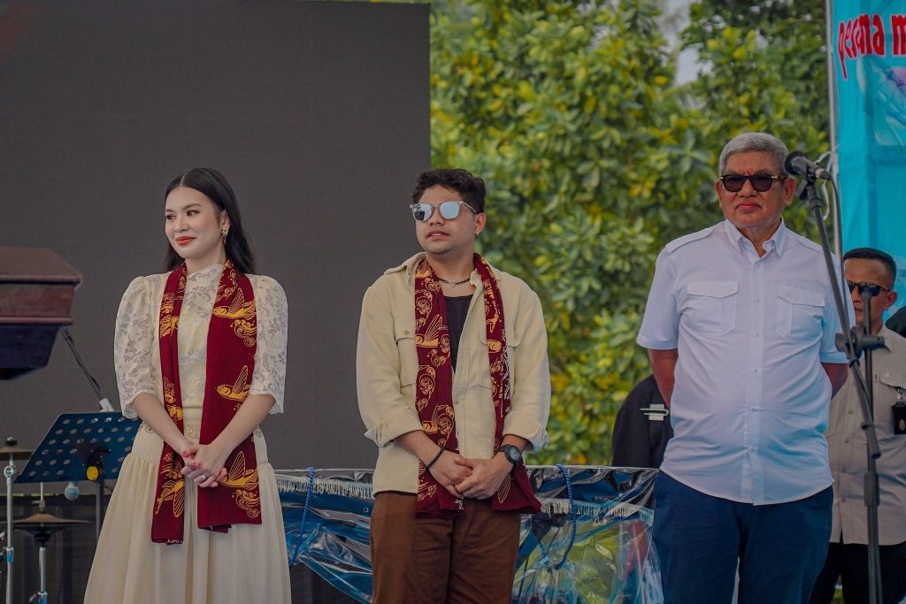 Piche Kota dan Vanessa Zee Terpesona Pantai Ngurbloat, Ribuan Penonton Ramaikan FPMK