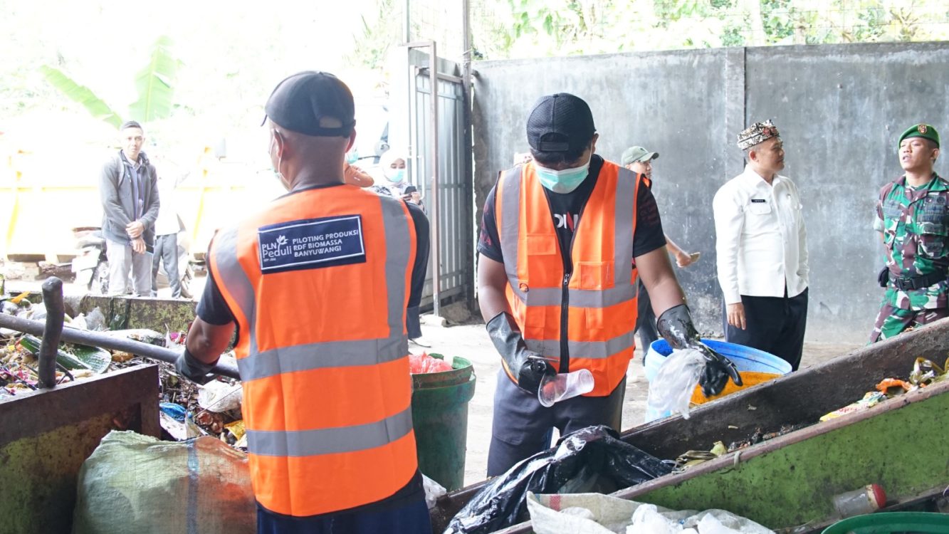 : PT PLN (Persero) Unit Induk Transmisi Jawa Bagian Timur dan Bali (UIT JBM) menghadirkan solusi pengelolaan sampah sekaligus mendukung pengembangan energi bersih melalui Program Piloting Produksi Refuse Derived Fuel (RDF) Biomassa di Desa Olehsari, Kabupaten Banyuwangi. - Foto: Mc.Jatim