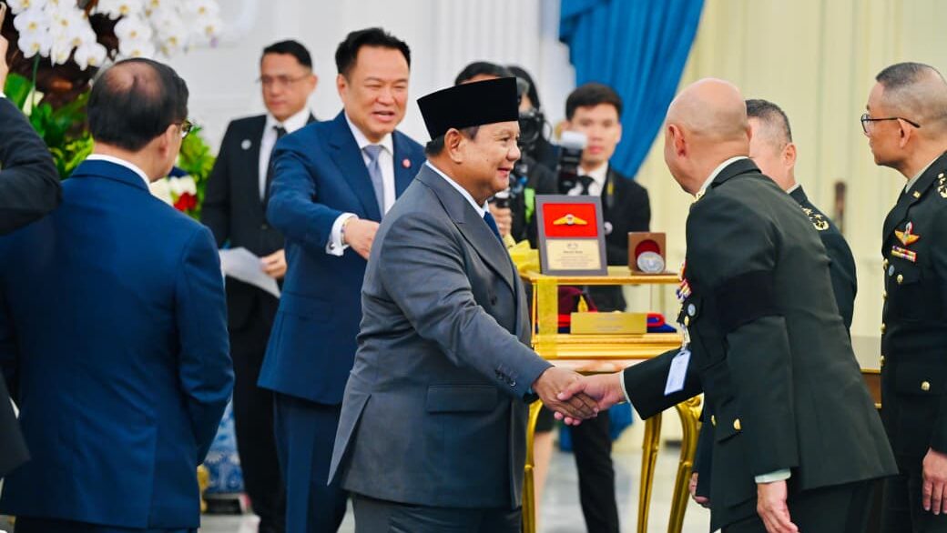 : Presiden Republik Indonesia, Prabowo Subianto, menerima tanda kehormatan militer dari Kerajaan Thailand berupa Medali Special Warfare Command, Royal Thai Army, dalam kunjungan resmi Perdana Menteri (PM) Kerajaan Thailand, Anutin Charnvirakul ke Istana Merdeka, Jakarta, pada Senin (3/8/2026). (Foto: BPMI Setpres/Laily Rachev)