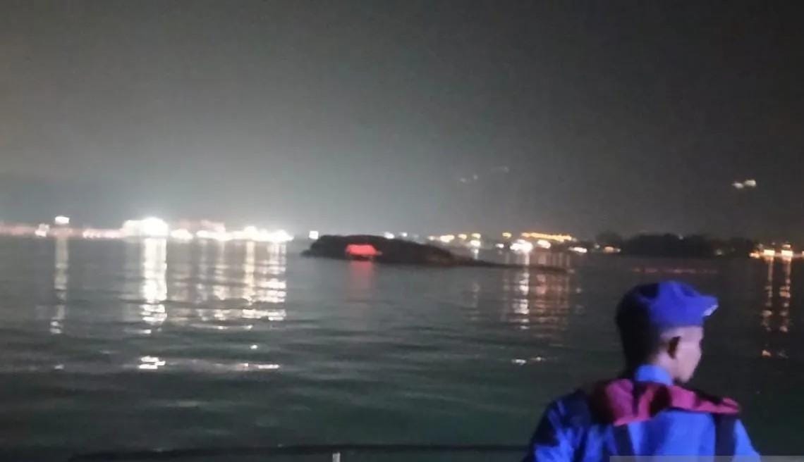 Polda Banten Evakuasi KMP Batumandi yang Terbalik