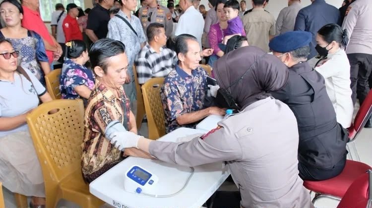Polda Kalbar Gelar Pengobatan Gratis bagi Warga Desa Subah