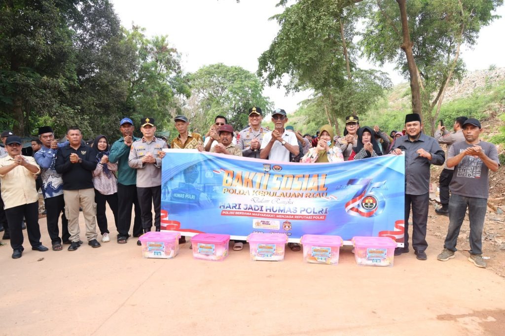 Polda Kepri Melaksanakan Bakti Sosial di TPA Punggur Dalam Rangka Hari Jadi Humas Polri ke-75