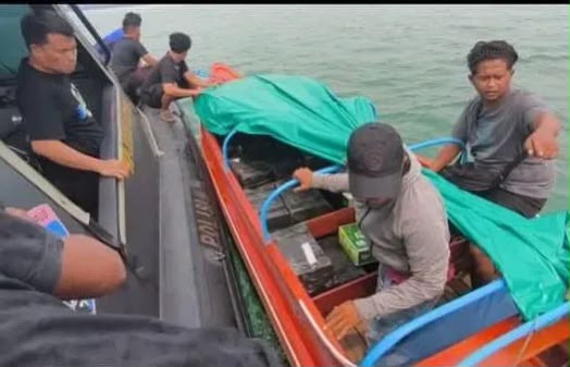 Polda Kepri Sita Speedboat Bermuatan 60 Karton Miras Ilegal di Batam, Tiga Orang Diamankan