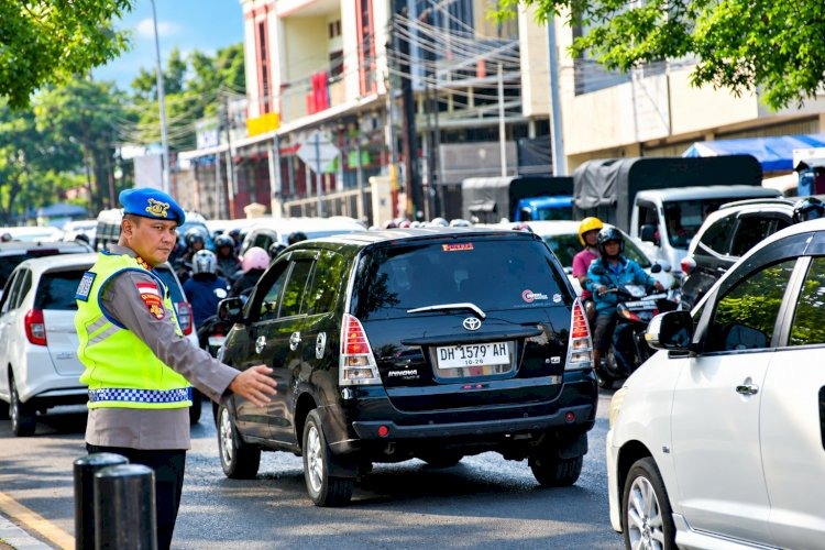 Polda NTT Hadirkan Pelayanan Pagi, Dirlantas dan Kabidpropam Turun Langsung Atur Arus Lalu Lintas