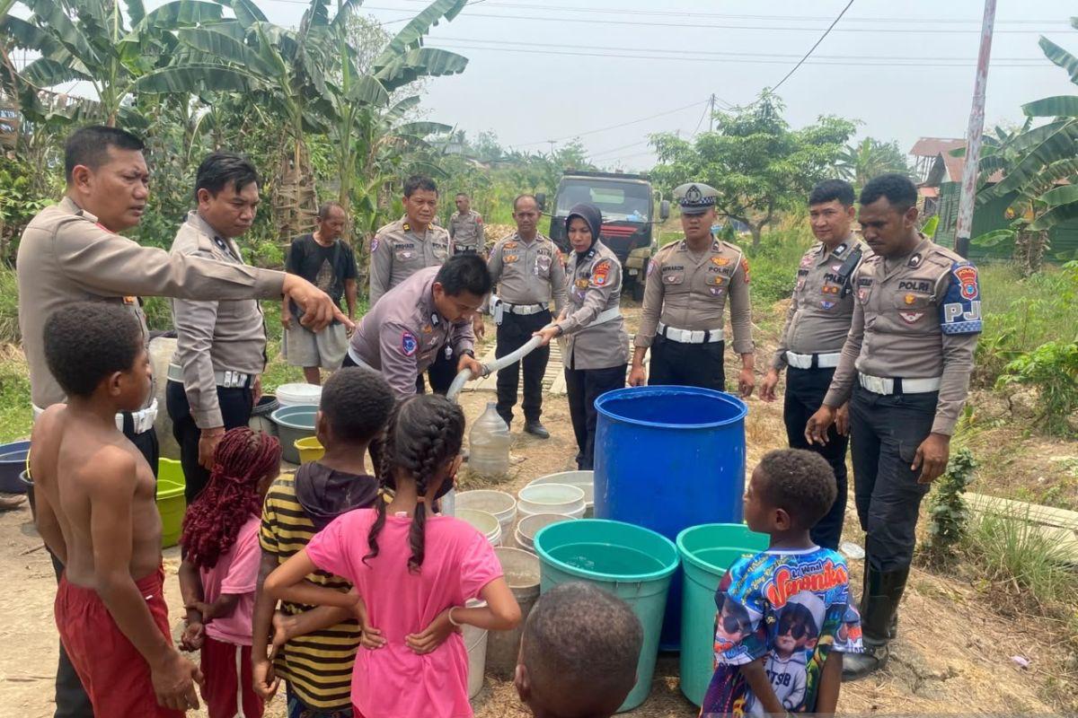 Polda Papua Barat Daya Salurkan 10.000 Liter Air Bersih ke Panti Asuhan dan Warga Kampung Makmini
