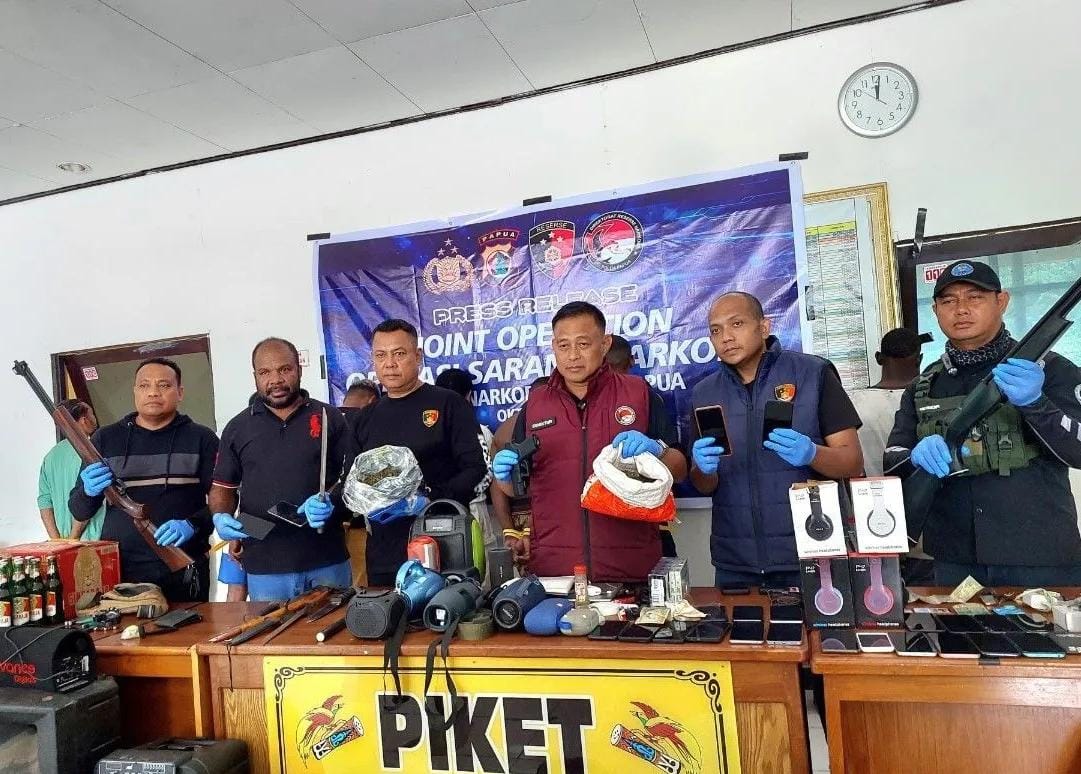 Polda Papua Sita 10 Kg Ganja dan Senjata dalam Operasi Sarang Narkoba di Jayapura