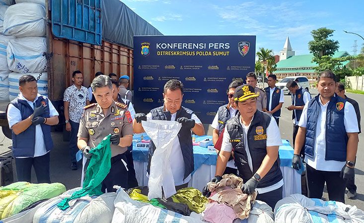 Polda Sumut Gagalkan Pengiriman 144 Ballpress Pakaian Bekas Ilegal, Potensi Kerugian Negara Rp432 Juta