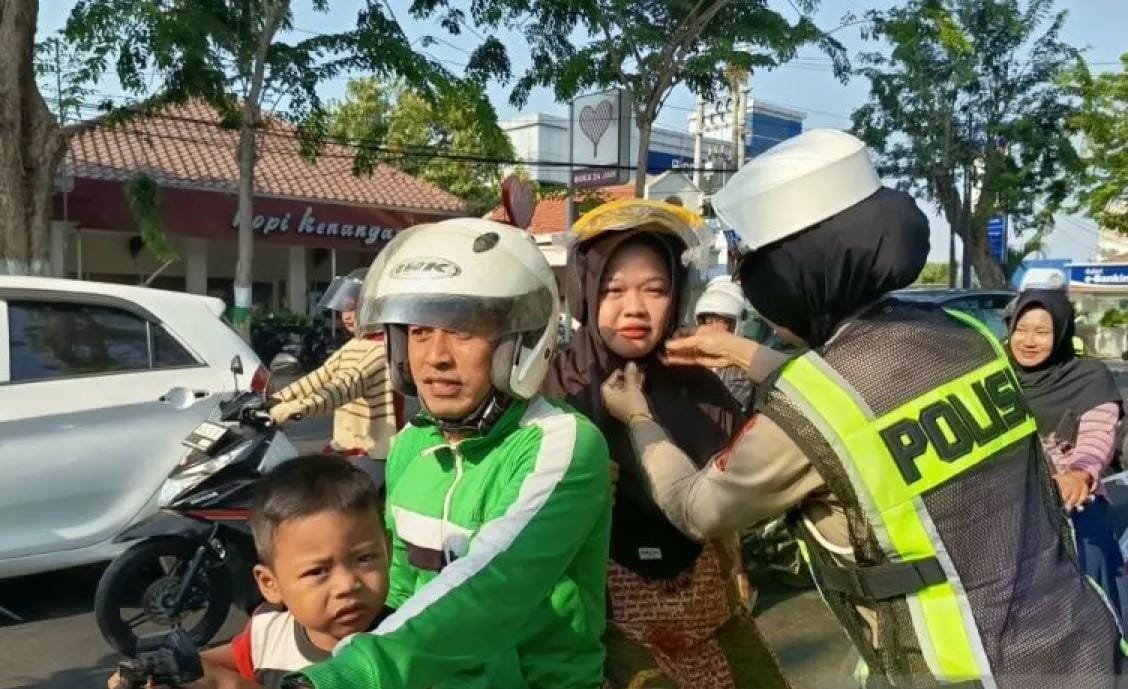 Polisi Gandeng Media Bagikan Helm SNI Gratis ke Pengendara di Pamekasan Jatim