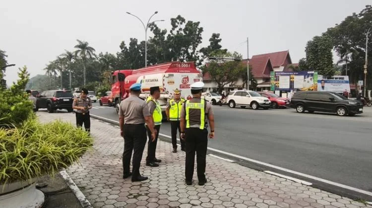Polisi Hadir di Jam Sibuk, Kapolda Riau Pantau Pengaturan Lalu Lintas di Pekanbaru