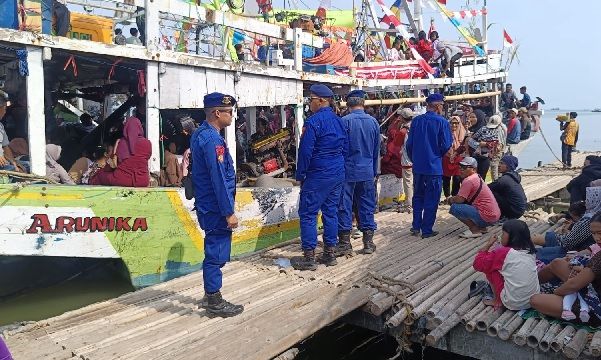 Polisi Kawal Tradisi Nadran di Indramayu, 15 Kapal Nelayan Larung Sesaji