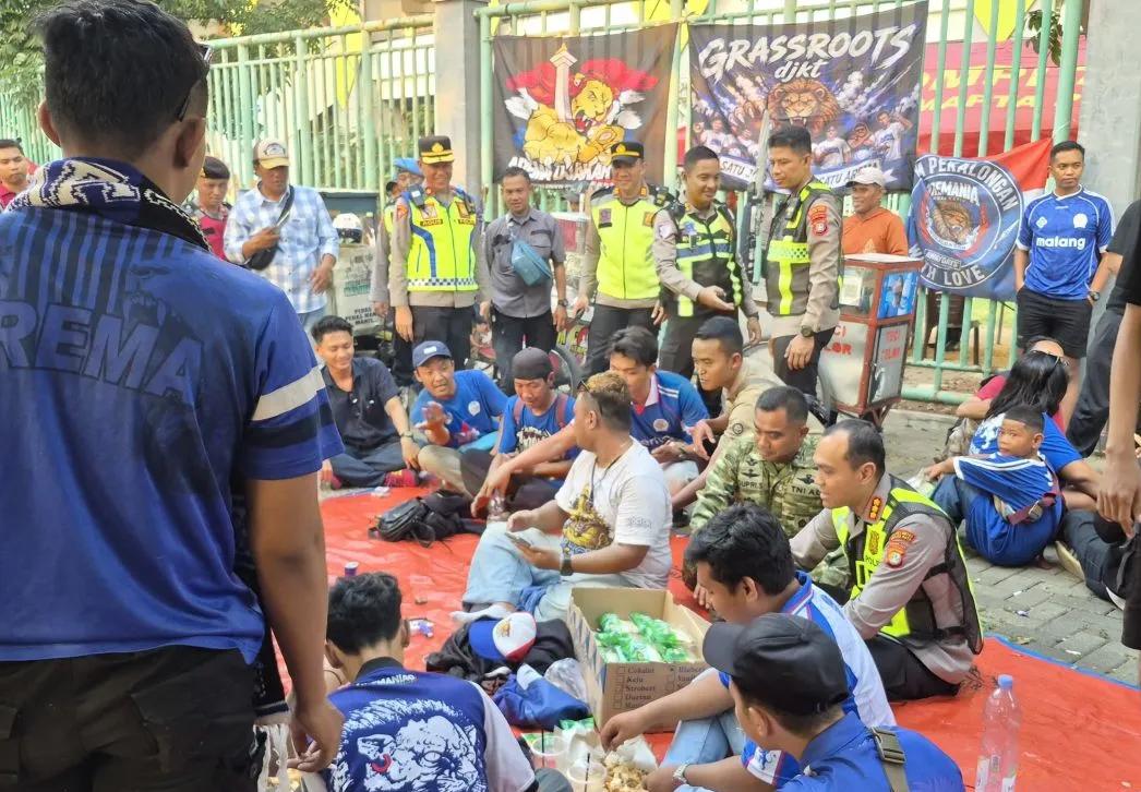 Polisi Kedepankan Pelayanan Humanis dalam Pengamanan Laga Persija vs Arema di Bekasi