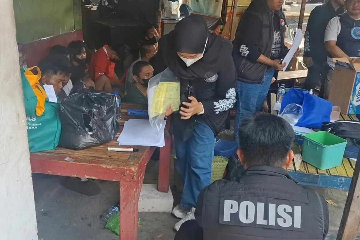 Polisi Periksa 19 Pria Usai Penggerebekan di Kampung Kunti Surabaya