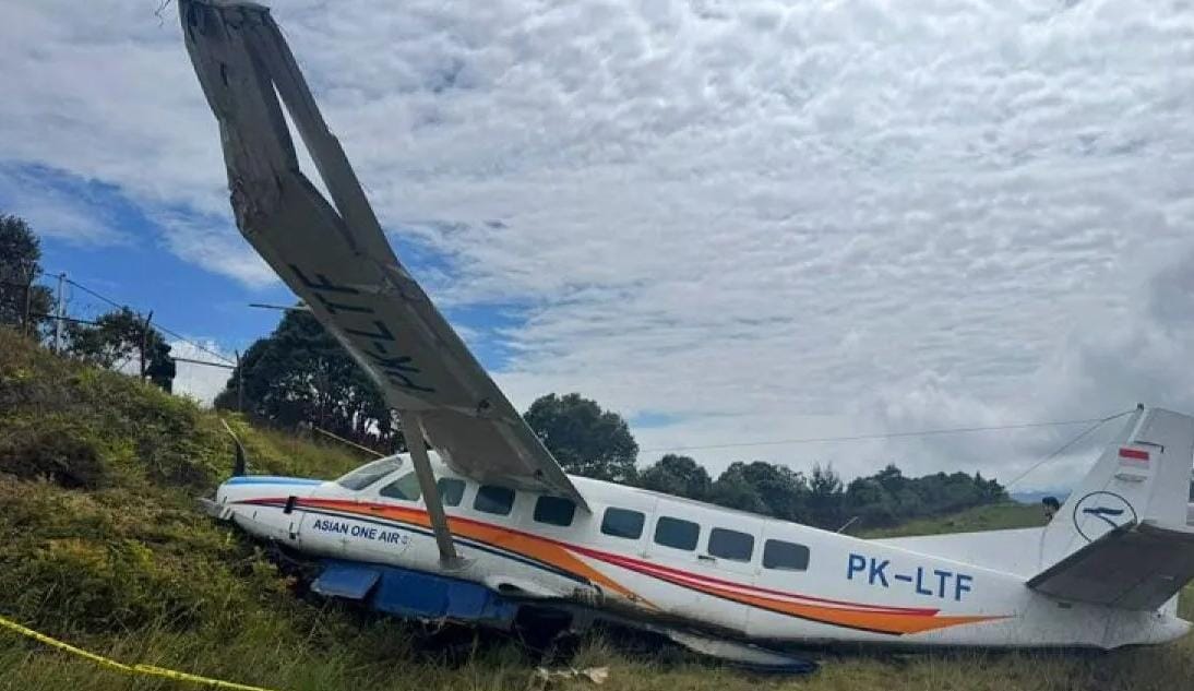 Polisi Selidiki Penyebab Pesawat Asian One Air Tergelincir di Intan Jaya