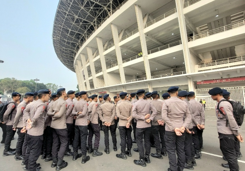 : Personel Kepolisian mengamankan laga puncak FIFA ASEAN Cup 2026 antara Tim Nasional Indonesia dan Thailand di Stadion Utama Gelora Bung Karno (SUGBK), Jakarta Pusat, Senin (5/10/2026)/ (Jhon InfoPublik).