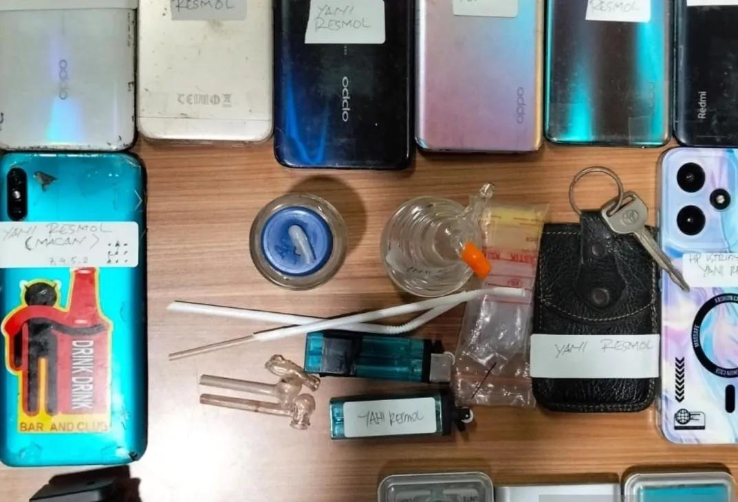 Polisi Ungkap Sarang Narkoba di Bekasi, Sita Senjata Jenis Airsoft Gun