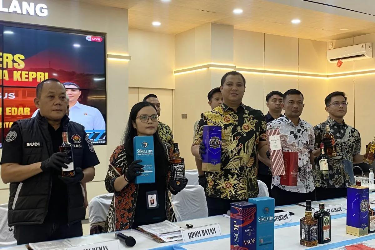 Polresta Barelang Sita 8.664 Botol Miras Diduga dari Singapura, Nilainya Capai Rp8 Miliar