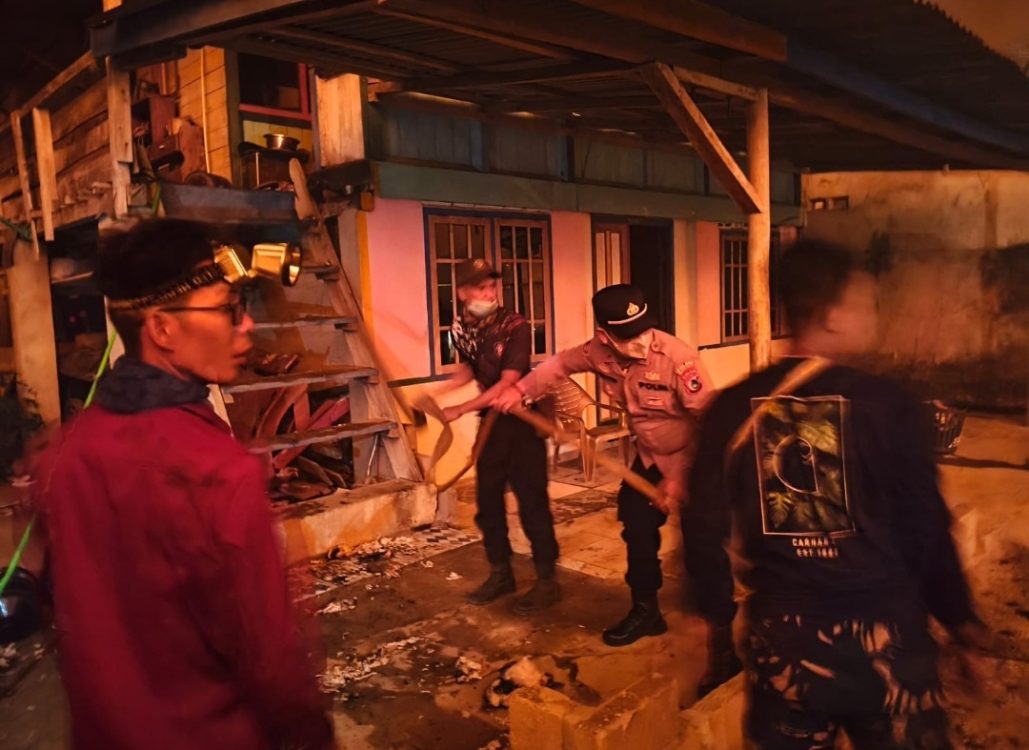 Polri Hadir di Tengah Kobaran Api, Bersama Warga Selamatkan Permukiman di Simpang Rimba