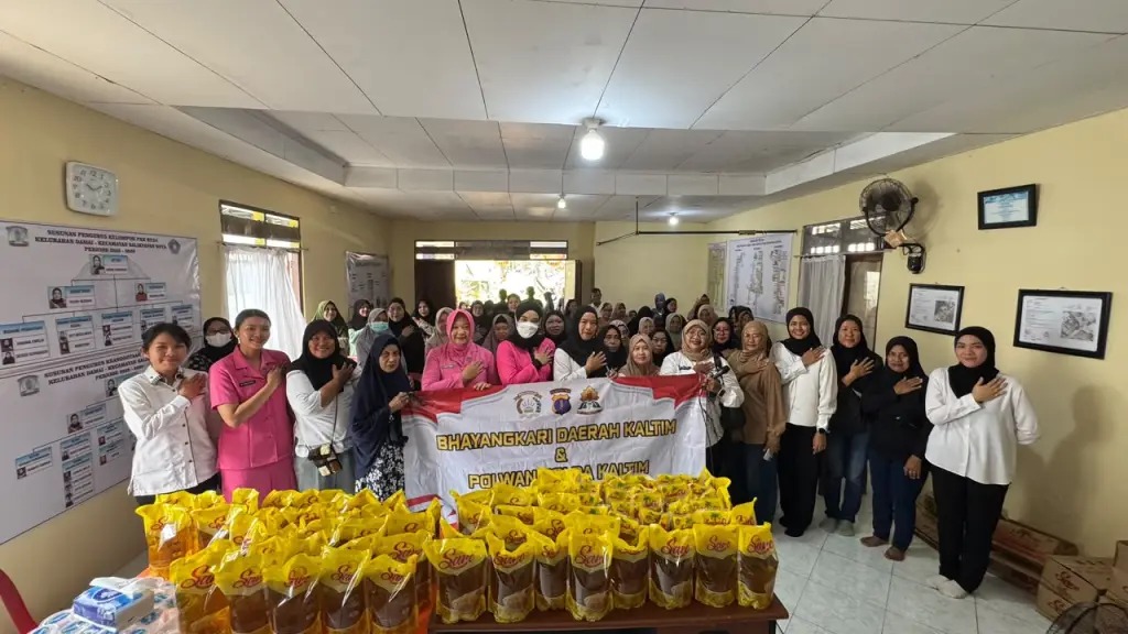 Polwan dan Bhayangkari Ditreskrimsus Polda Kaltim Salurkan 300 Liter Minyak Goreng untuk Warga Kelurahan Damai