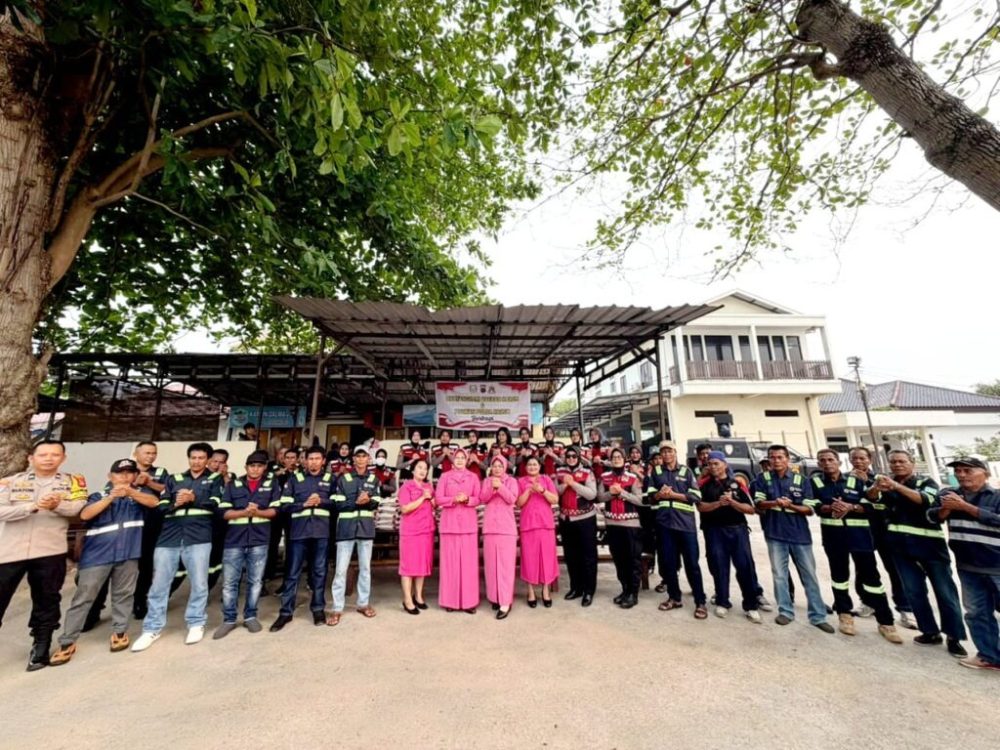 Polwan dan Bhayangkari Kaltim Gelar Baksos Berbagi Beras di Balikpapan