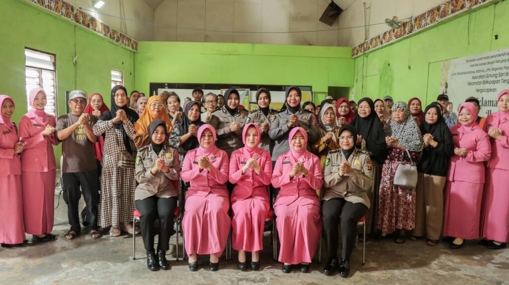 Polwan Polda Kaltim Bersama Bhayangkari Salurkan Tali Asih, Wujud Kepedulian Kepada Masyarakat Balikpapan