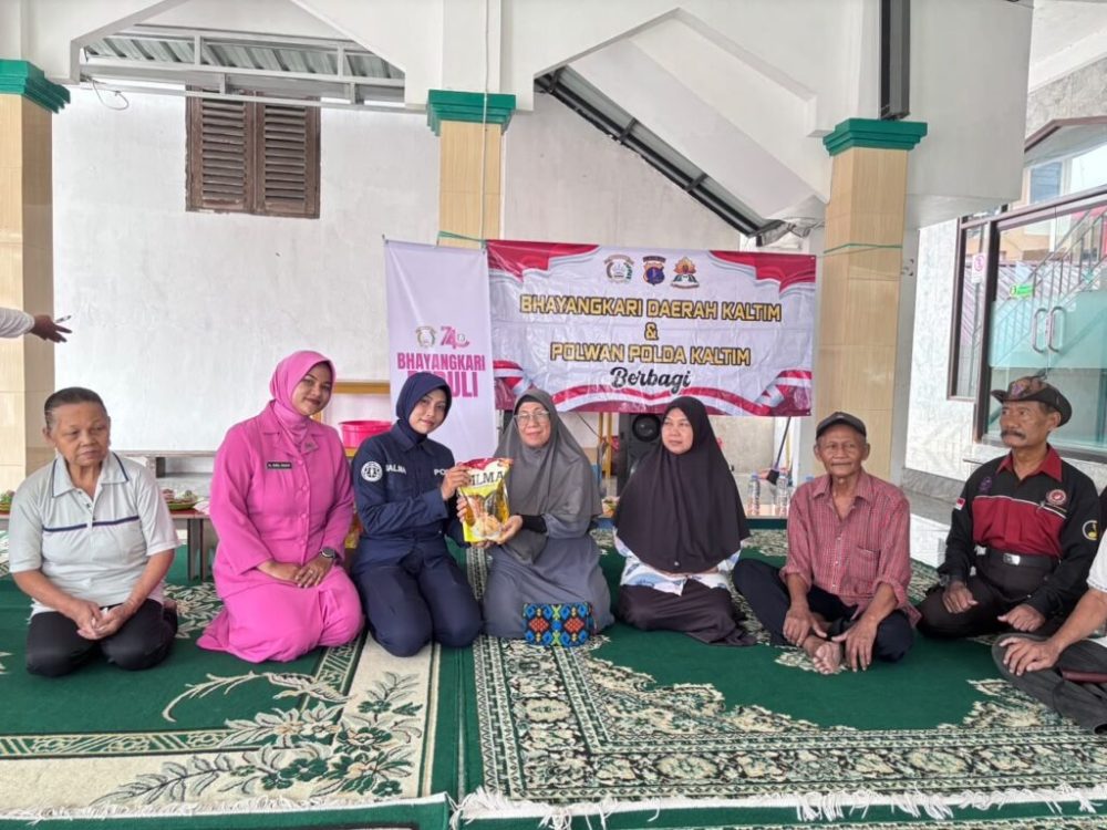 Polwan Polda Kaltim dan Bhayangkari Berbagi 120 Paket Minyak Goreng untuk Warga Gunung Samarinda