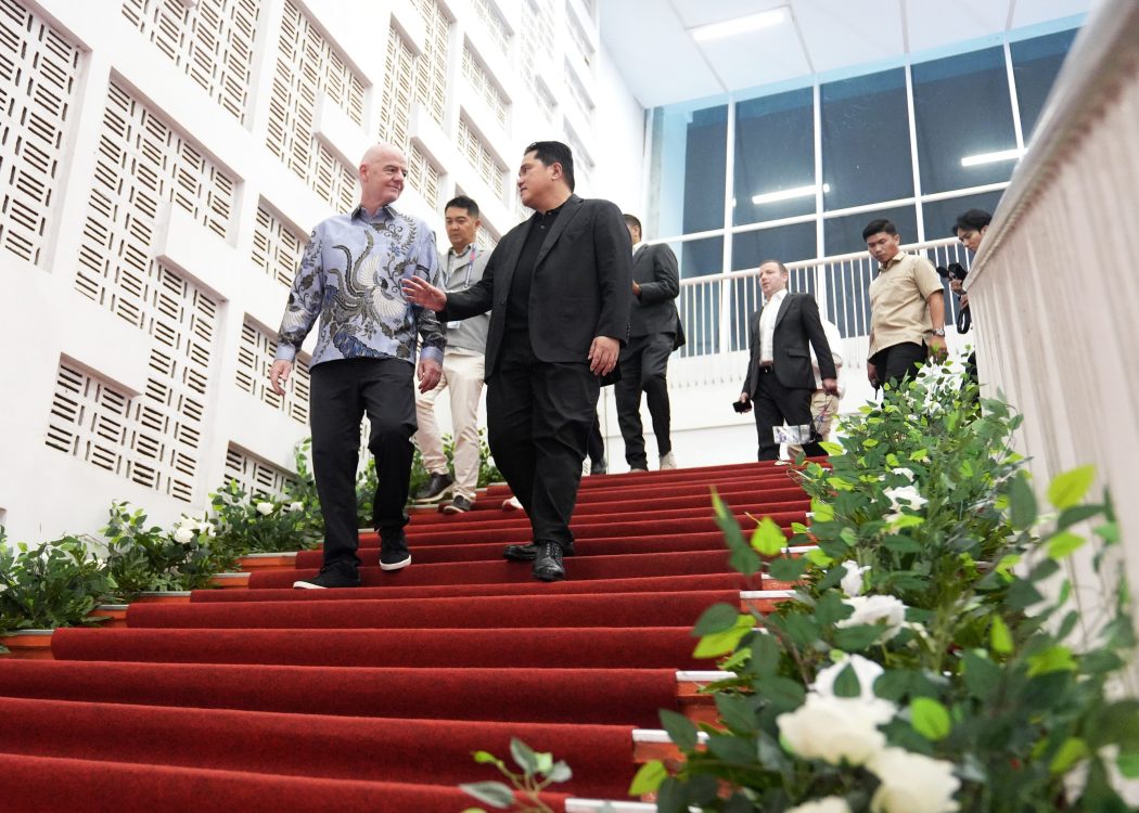 : Presiden FIFA Gianni Infantino tiba di Jakarta dan disambut Ketua Umum PSSI Erick Thohir. Selain bertemu Presiden Prabowo Subianto, Infantino dipastikan menyaksikan final FIFA ASEAN Cup 2026 antara Indonesia dan Thailand di SUGBK. (Foto: Humas Kemenpora)