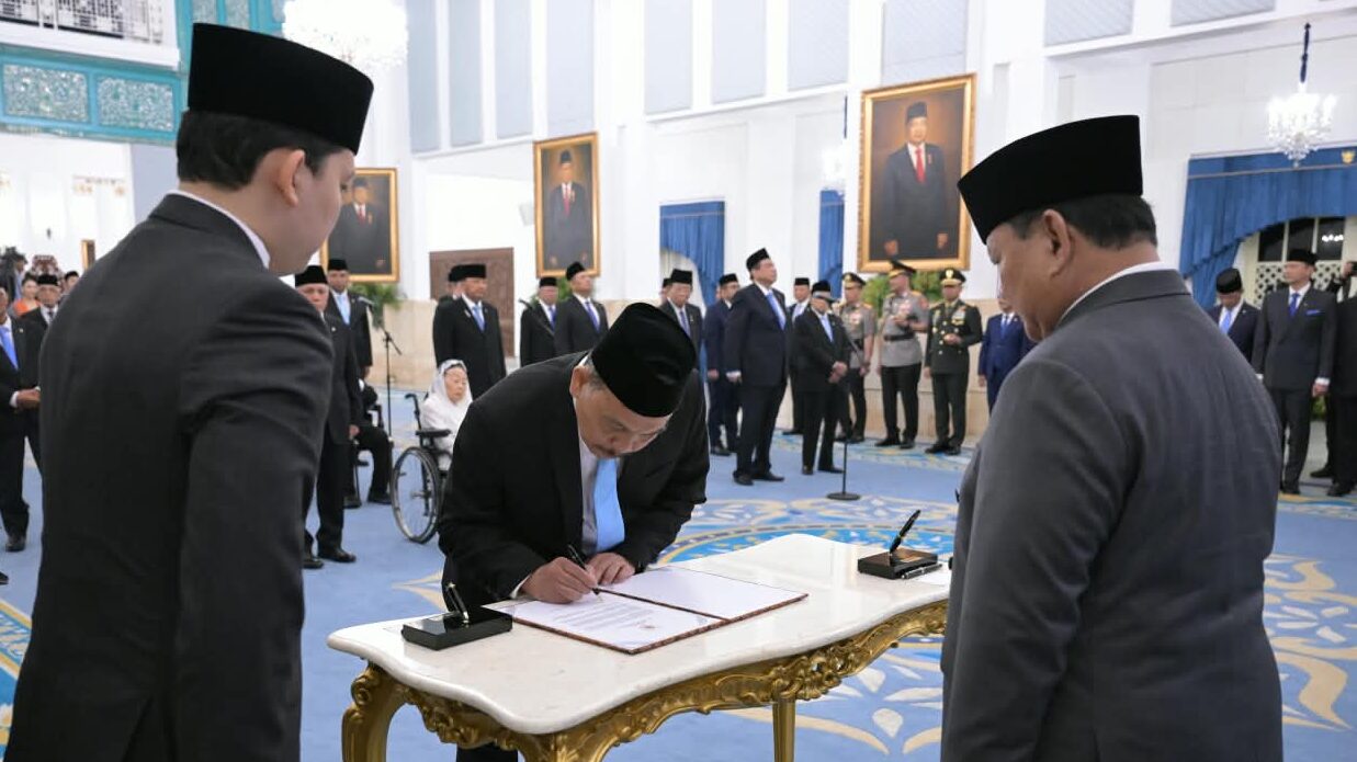 : Presiden Prabowo Subianto melantik Kepala dan Wakil Kepala Badan Komunikasi Pemerintah di Istana Negara, Jakarta, pada Jumat (2/10/2026). (Foto: BPMI Setpres/Kris)