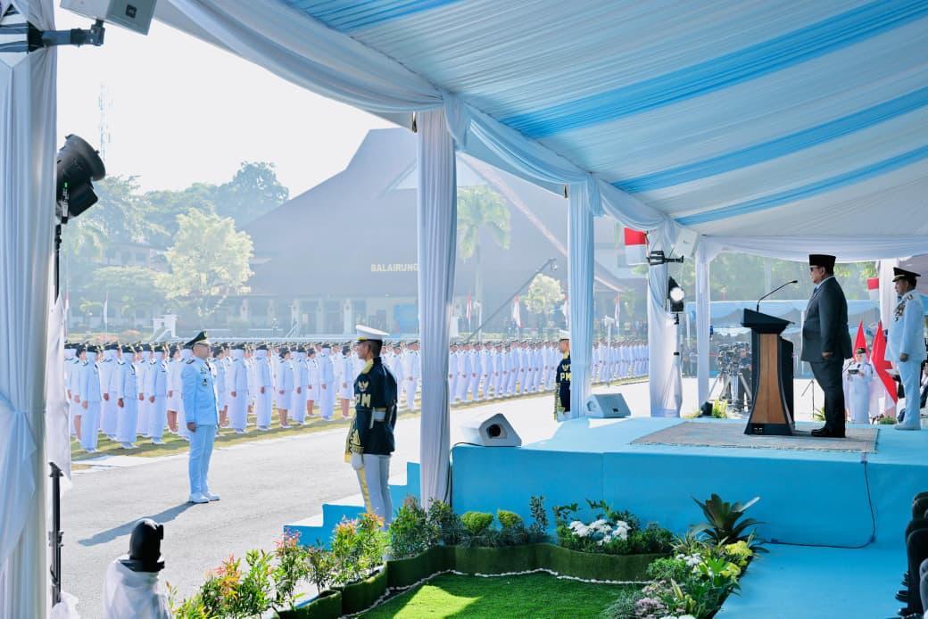 : Presiden Prabowo Subianto saat memimpin Upacara Pelantikan Pamong Praja Muda (PPM) Angkatan XXXIII Institut Pemerintahan Dalam Negeri (IPDN) Tahun 2026 di Kampus IPDN Jatinangor, Kabupaten Sumedang, Provinsi Jawa Barat, Rabu (29/7/2026). BPMI Setpres