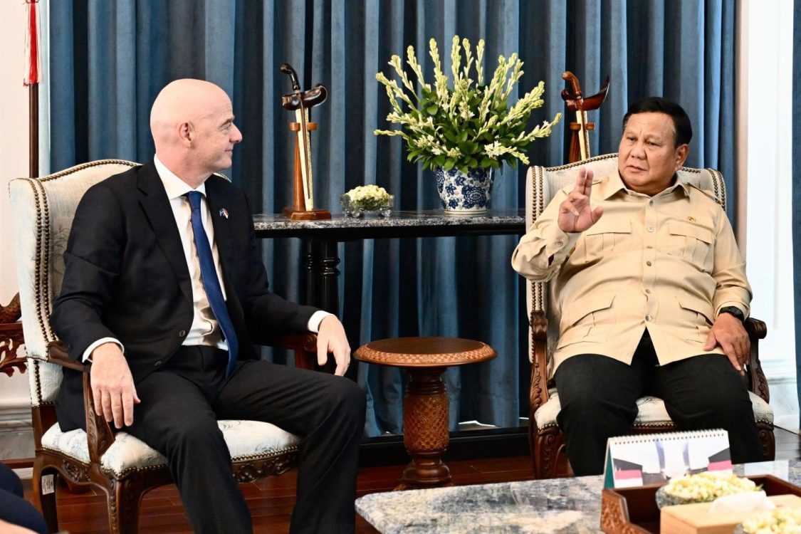 : Presiden RI Prabowo Subianto bersama Presiden FIFA Gianni Infantino membahas masa depan sepak bola dan pembangunan olahraga Indonesia dalam pertemuan di Istana Negara, Jakarta, Senin (5/10/2026)./Foto Humas Kemenpora