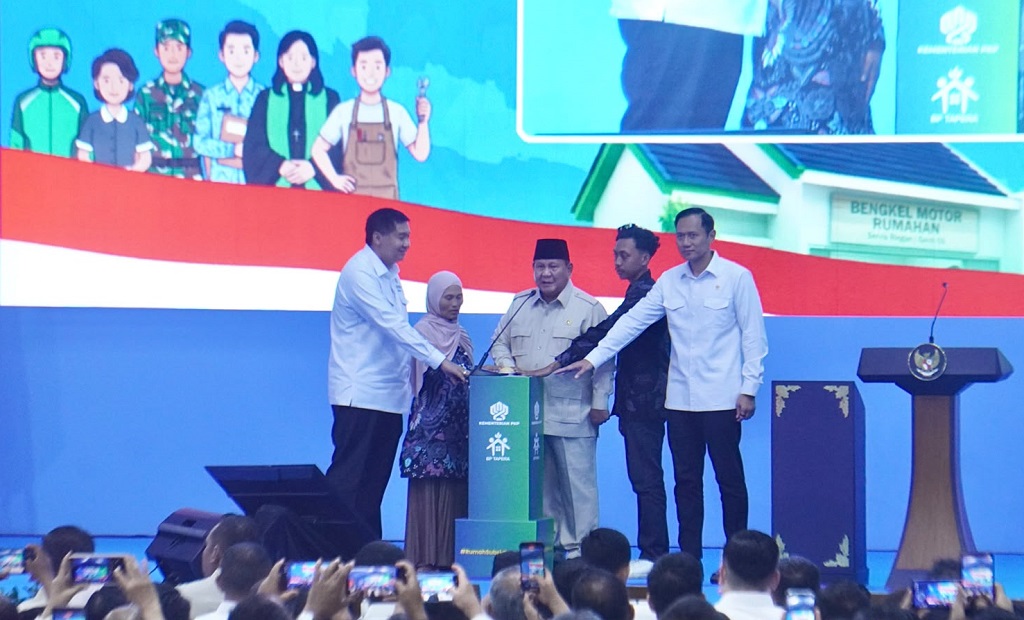 : Presiden RI Prabowo Subianto, meresmikan pelaksanaan akad massal 62.710 Kredit Pemilikan Rumah (KPR) Bersubsidi dan Kredit Usaha Rakyat (KUR) Perumahan senilai Rp880 miliar di Perumahan Puri Delta City Side, Kabupaten Batang.