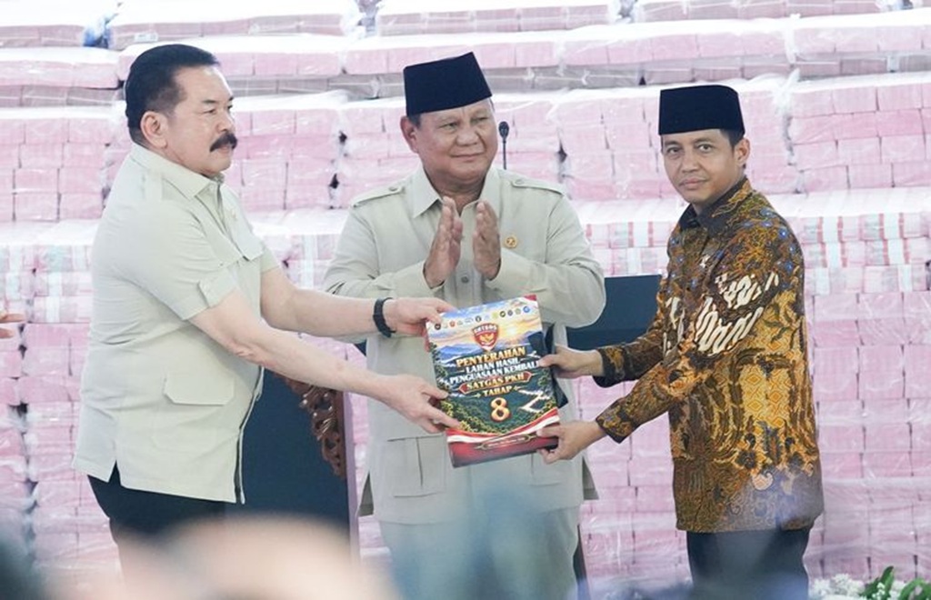: Presiden Republik Indonesia, Prabowo Subianto, menyaksikan langsung penyerahan denda administratif penyelamatan keuangan negara serta penguasaan kembali kawasan hutan oleh Jaksa Agung kepada Menteri Kehutanan di Kompleks Kejaksaan Agung, Jakarta, Selasa (6/10/2026). (Foto: Humas Kemenhut)