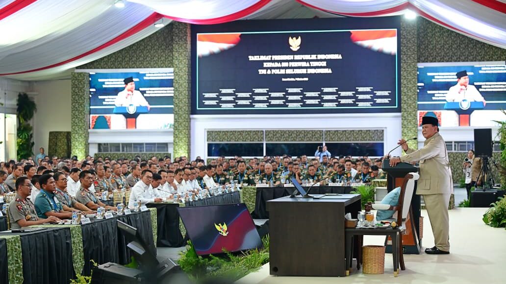 : Presiden Prabowo Subianto memberikan taklimat kepada sekitar 800 perwira tinggi Tentara Nasional Indonesia (TNI) dan Kepolisian Negara Republik Indonesia (Polri) dari seluruh Indonesia di Kompleks Istana Kepresidenan Jakarta, Rabu (7/10/2026). (BPMI Setpres/Muchlis Jr)