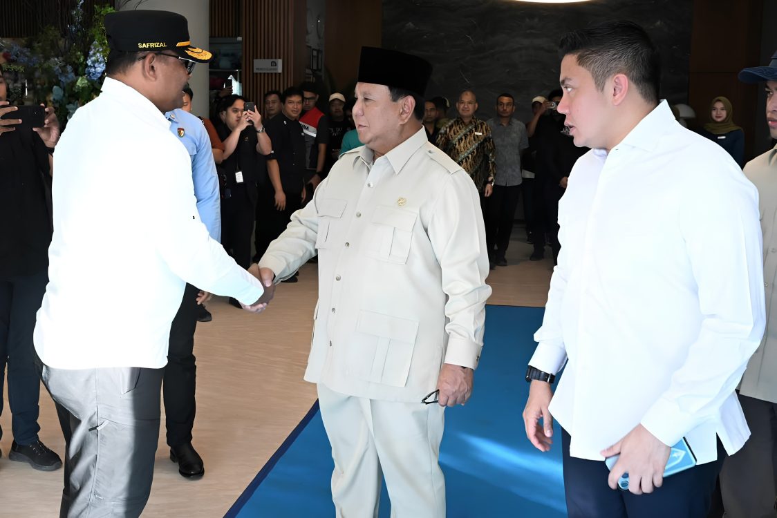 : Presiden Republik Indonesia Prabowo Subianto (tengah), menyetujui secara prinsip usulan kenaikan Bantuan Stimulan Rumah Rusak Berat (RSRB) pascabencana dari Rp60 juta menjadi Rp70 juta per unit.