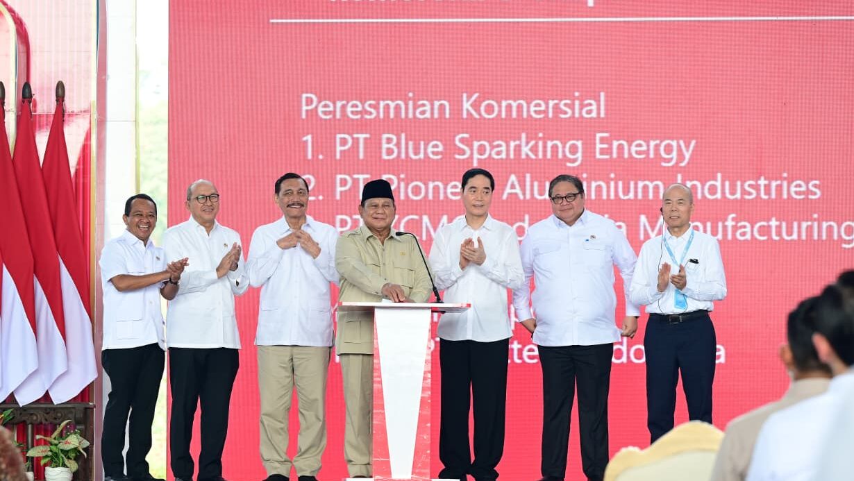 : Presiden Prabowo Subianto secara resmi memulai komersialisasi dan groundbreaking 11 ekosistem hilirisasi nikel dengan total keseluruhan nilai investasi mencapai USD10,2 miliar atau sekitar Rp180 triliun serta melepas ekspor perdana baterai kendaraan listrik, di kawasan Indonesia Weda Bay Industrial Park (IWIP), Kabupaten Halmahera Tengah, Provinsi Maluku Utara, Kamis (8/10/2026). (Foto: BPMI Setpres/Muchlis Jr)