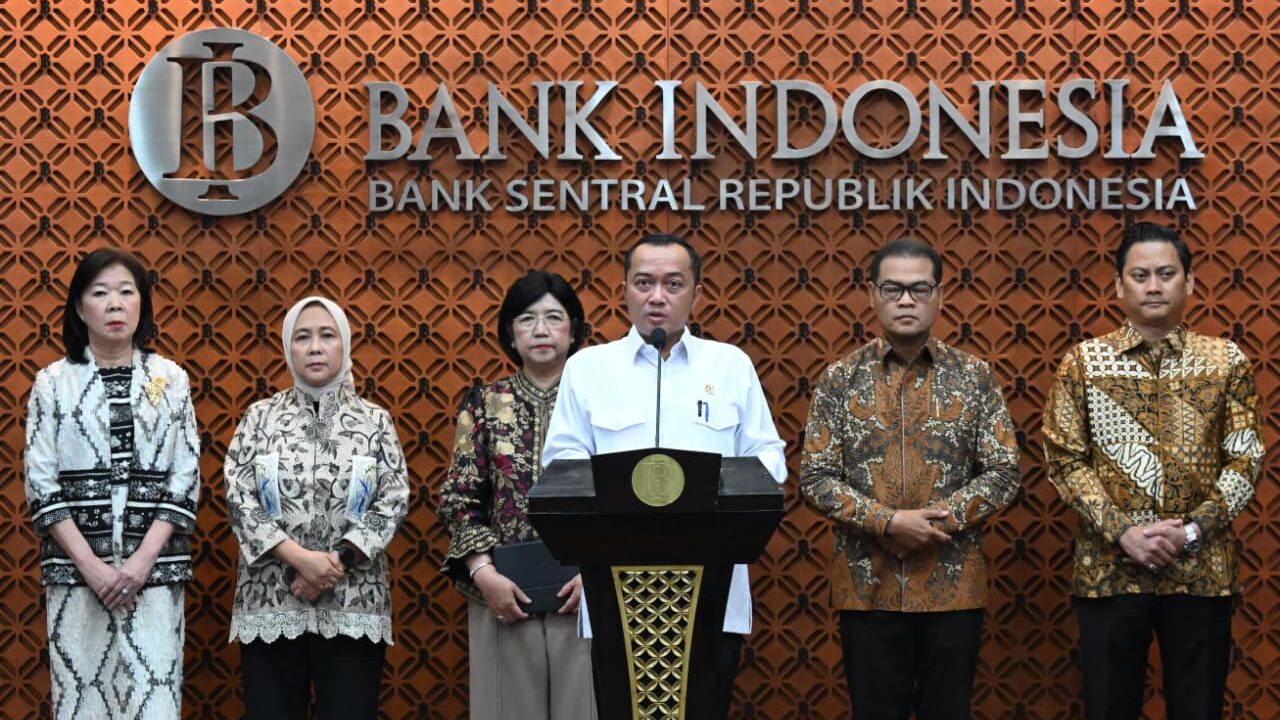 : Menteri Sekretaris Negara, Prasetyo Hadi menyampaikan keterangan pers di Gedung Bank Indonesia, Jakarta, pada Senin (27/7/2026). Foto: BPMI Setpres/Kris