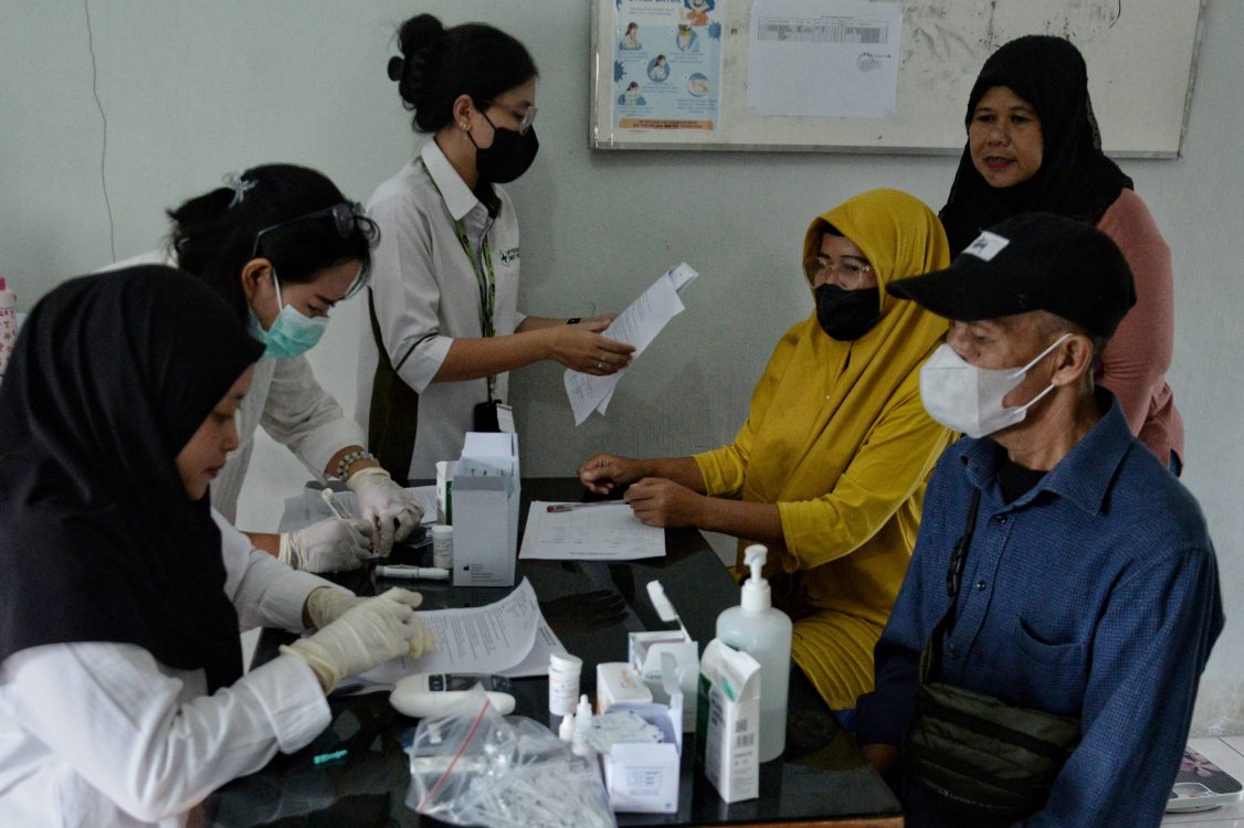 : Sejumlah warga antre mengikuti kegiatan skrining Tuberkulosis (TBC) dan Cek Kesehatan Gratis di Puskesmas Pembantu Mendawai, Palangka Raya, Rabu (22/7/2026). UPT Puskesmas Bukit Hindu memberikan layanan skrining TBC gratis kepada warga mulai balita hingga dewasa, sebagai upaya deteksi dini sekaligus mencegah penyebaran TBC lebih luas di masyarakat. MC Kota Palangka Raya/Usep/ndk