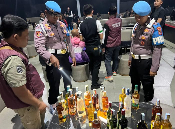 Razia di Hari ke 8, Polda Banten Lakukan Tes Urine Pengunjung THM dan Amankan 914 Botol Miras