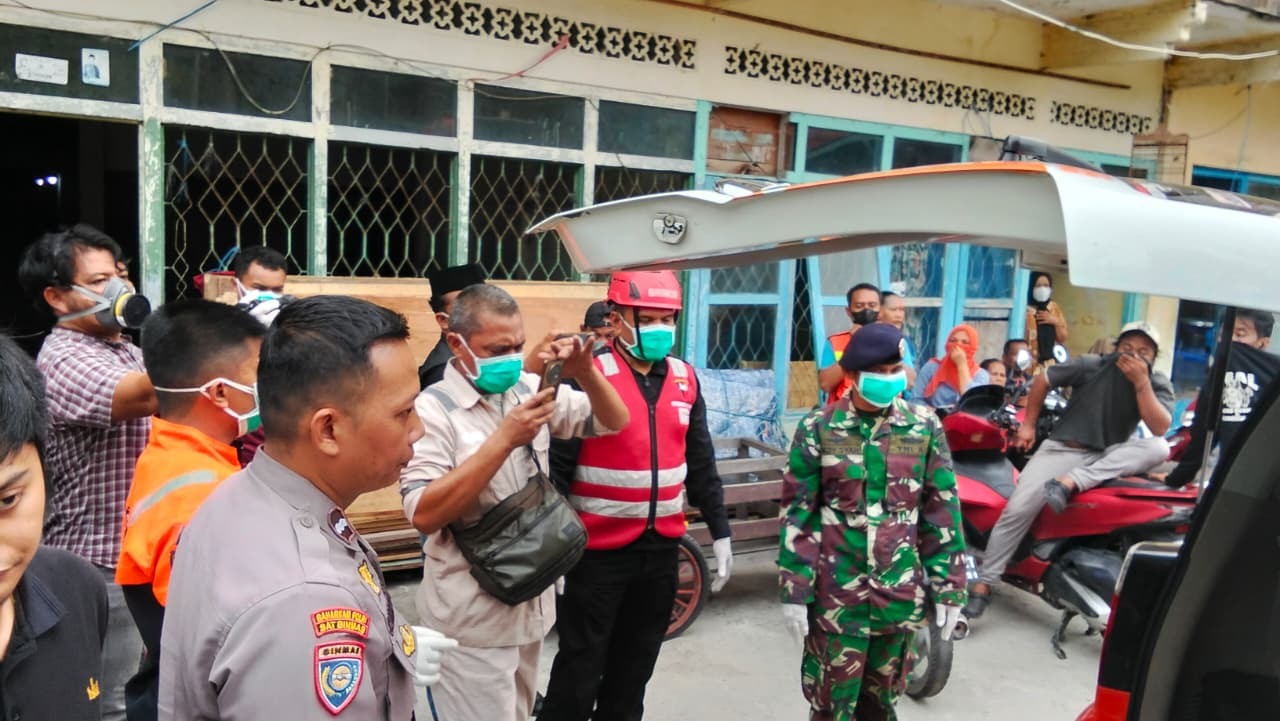 Respons Cepat, Brimob Polda Kaltim Bantu Evakuasi Lansia yang Ditemukan Meninggal Dunia di Prapatan